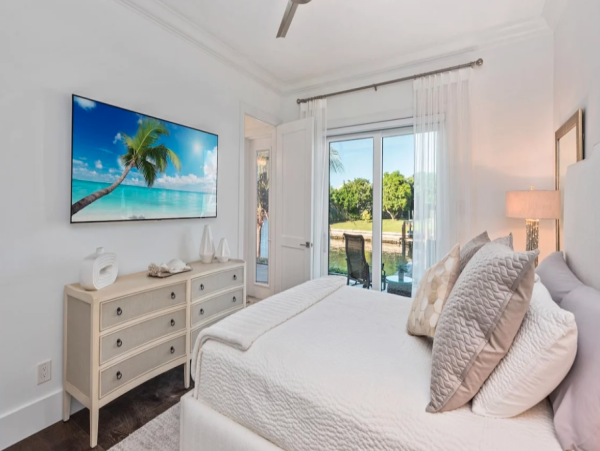 Discover Luxurious Waterfront Retreats - Unmatched Bay Views